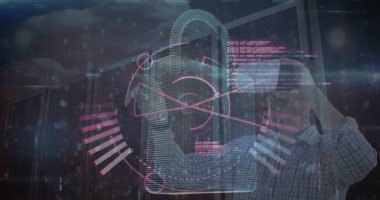 Yuvarlak tarayıcı ve asma kilit ikonu sunucu odasında VR kulaklık takan beyaz bir adama karşı. siber güvenlik teknolojisi kavramı