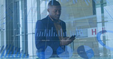 Afro-Amerikan iş adamının akıllı telefon kullanarak veri işleme görüntüsü. Küresel iş ve dijital arayüz kavramı dijital olarak oluşturulmuş görüntü.