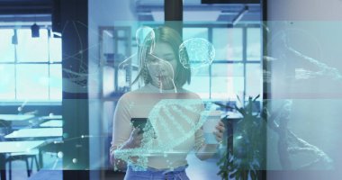 Akıllı telefon kullanan Asyalı iş kadınına ait DNA iplikçikleri ve bilimsel veriler. küresel araştırma, iş, bağlantılar ve dijital olarak oluşturulmuş görüntü veri işleme kavramı.