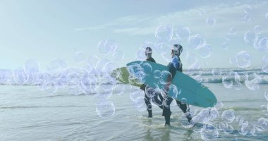 Sunny Beach 'te sörf tahtası olan yaşlı Afro-Amerikan çiftin üzerindeki baloncuklar. Sağlıklı ve aktif emeklilik plaj tatili konsepti dijital olarak oluşturuldu.