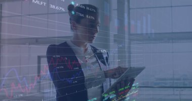 Tablet kullanan beyaz iş kadınının mali verileri ve grafikleri. küresel iş, finans, ekonomi ve teknoloji konsepti dijital olarak oluşturulmuş imaj.