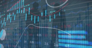 İş adamlarının siluetlerinin üzerindeki veri işleme resmi. küresel iş, finans ve dijital arayüz kavramı dijital olarak oluşturulmuş görüntü.