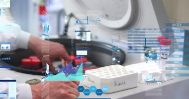 Veri analizleri üç boyutlu laboratuvar sahnesinde görselleştiriliyor, santrifüj, test tüpleri, dijital örtüler gösteriliyor. Bilim, yenilik, teknoloji, araştırma, kesinlik, analitik, fütürist