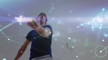 Tenis oyuncusu spor teknolojisi için parıldayan ağ grafiklerini üst üste koyarak spor salonunda hizmet veriyor. Sporcu, dijital arayüz, modern, fitness, eğitim, yenilik, dinamik