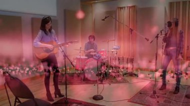 Grup arkadaşları gitar davulları çalıyor kayıt stüdyosunda şarkı söylüyor, dalgalı grafikler gösteriyorlar. Müzik, stüdyo, ses, performans, işbirliği, akustik, prodüksiyon