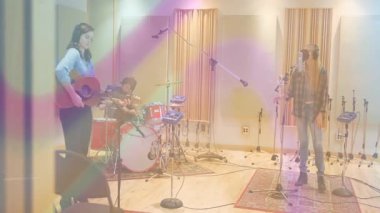 Gitarist, baterist ve şarkıcı, animasyon notaları ve ses dalgalarıyla stüdyoda müzik çalıyorlar. Yaratıcı, işbirliği, ses, melodi, kayıt, eğlence, profesyonel