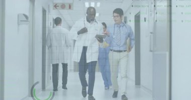 Doktorlar hastane koridorunda tabletle yürüyor ve tartışıyorlar, animasyon tıbbi çizelgeler gösteriyorlar. Tıbbi, işbirliği, profesyonel, teknolojik, sağlık, analiz, tanı