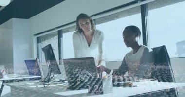 Gösterişli konferans masasında işbirliği yapan iki kadın dizüstü bilgisayarda finans grafiklerini örtüyor. Profesyonel, takım çalışması, yenilik, modern, veri, iş, şirket