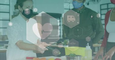 Kadın aşçı profesyonel mutfakta yemek yapıyor, yüzen sağlık ikonları sergiliyor. Profesyonel, aşçı, öğretici, modern, takım çalışması, eğitim, canlı