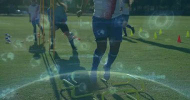 Çim tarlasında talim yapan bayan futbolcular, sağlık grafikleri ve analitik kaplamalar sergiliyorlar. Atletizm, takım çalışması, fitness, açık hava, spor, eğitim, hareket