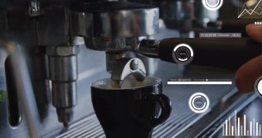 Ticari espresso makinesi iskele filtresi siyah fincana kahve dolduruyor, dijital HUD örtülerini gösteriyor. Kafeterya, teknoloji, yenilik, sanayi, kesinlik, makine, veri