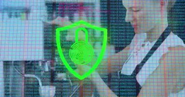 Teknolojide güvenlik kalkanı simgesi gösterirken akıllı telefon kullanan bir kadın. Siber güvenlik, dijital, koruma, veri, yenilik, şirket, teknoloji