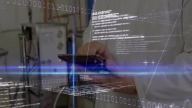 Erkek mühendis endüstriyel laboratuvarda el bilgisayarı kullanarak gerçek zamanlı veri grafikleri gösteriyor. Teknoloji, yenilik, kesinlik, analitik, fütürizm, sanayi, dijital