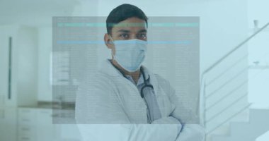 Maske takan ve eldiven takan doktor tıbbi koridorda dikilip dijital kodlarla etkileşimde bulunuyor. Sağlık, teknoloji, yenilik, profesyonel, klinik, fütüristik, tanı