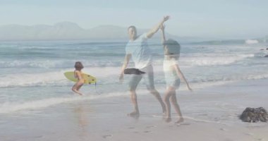 Kumlu plajda kollarını açarak yürüyen aile, seyahat için animasyon sörf tahtası ikonuna ev sahipliği yapıyor. Sahil, sahil, dalgalar, tatil, macera, suluboya, yaşam tarzı