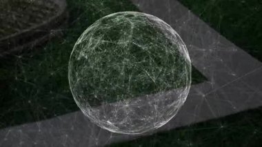 Çimlerin üzerinde yüzen tel çerçeve ağı küresi ve kaldırım taşları birbirine bağlı düğüm ve çizgileri genişletiyor. Geometrik, geleceksel, teknoloji, bağlantı, modern, açık hava, soyut