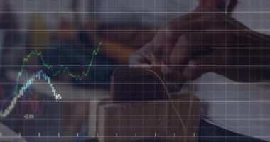 Ofis masasında tableti tıklatan adam, çizelge grafikleri ve şamdanlarla finansal tabloları sergiliyor. Finansal, veri, analitik, dijital, yatırım, teknoloji, ticaret