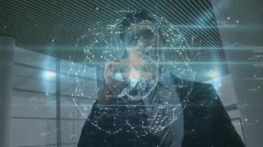 İş ofisindeki holografik küreyi gösteren bir erkek yönetici, veri haritası gösteriyor. Teknoloji, işbirliği, yenilik, modern, profesyonel, dijital, çalışma alanı