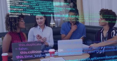 Dört iş arkadaşı gümüş dizüstü bilgisayar kullanarak ofis masasının etrafında oturuyor, yüzen kod örtülerini gösteriyor. İşbirliği, takım çalışması, yenilik, teknoloji, modern, çalışma alanı, iletişim