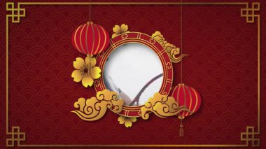 Kıdemli çift, kırmızı fenerler ve altın çiçek motifleri göstererek bayramlık pazarlama grafikleriyle kucaklaşıyorlar. Kutlama, romantizm, gelenek, zarafet, ahenk, lüks, sıcaklık