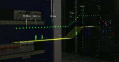 Karanlık sunucu odasındaki finansal tablolar yeşil nokta matris eğilimlerini ve şamdan çubuklarını gösteriyor. Teknoloji, veri, analitik, dijital, siber güvenlik, yenilik, fütürist