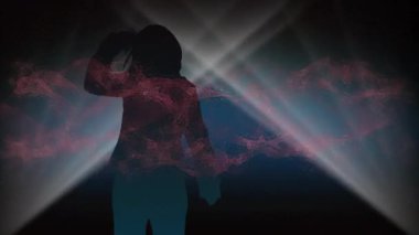 Karanlık stüdyo sahnesinde duran siluet figürü kırmızı örgü gövde ve beyaz kirişleri gösteriyor. Fütürist, soyut, minimalizm, teknoloji, yenilik, dramatik, sinematik