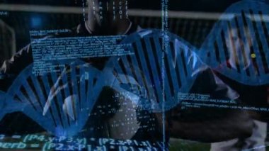 Teknoloji laboratuvarında dijital kodu ve DNA 'yı inceleyen iki erkek araştırmacı biyoenformatik veri gösteriyor. Gelecekçi, veri, görselleştirme, yenilik, işbirliği, bilimsel, dijital