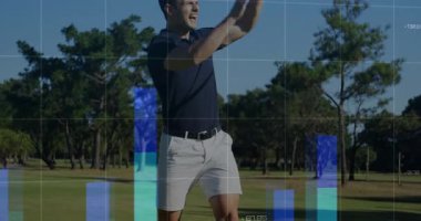 Erkek golfçü, golf analitik teknolojisinin grafikleriyle el kaldırıyor. Atletik, açık hava, spor, kesinlik, yenilik, dijital, giyim