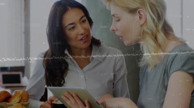 Meslektaşlar kafenin köşesinde iş analizlerini tartışıyor, animasyon tablet çizelgesini gösteriyorlar. İşbirliği, takım çalışması, yenilik, modern, profesyonel, iletişim, dijital