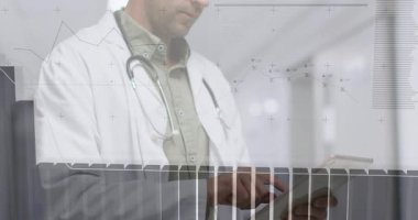 Klinikte steteskoplu akıllı telefona danışan erkek doktor animasyon veri tabloları ve şebekeleri gösteriyor. Tıbbi, teknoloji, analitik, profesyonel, tanı, dijital, sağlık