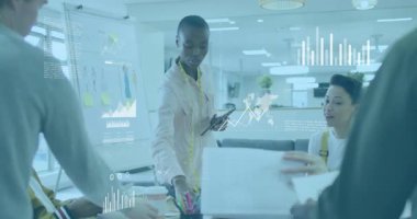 Tasarımcı toplantıda, masanın etrafında yüzen animasyon veri grafikleriyle moda çizimleri sunuyor. İşbirliği, yenilik, yaratıcı, profesyonel, çalışma alanı, modern, takım çalışması