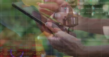 Kadın pencerenin yanındaki akıllı telefonu dinliyor, finansal tabloları animasyon yüzdesi verileriyle izliyor. Teknoloji, finans, dijital, analitik, iş, yenilik, ticaret