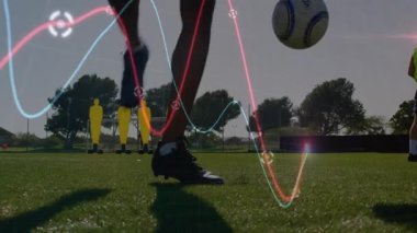 Futbol oyuncusu spor eğitimi sırasında mankenin yanında top sürüyor ve animasyon grafiği üst üste biniyor. Atletik, antrenman, açık hava, takım çalışması, performans, spor giyim, yarışma
