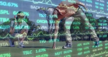 Golf ortakları yüzen borsa grafikleri ve yüzde verilerini göstererek yeşile boyamak için sıraya giriyorlar. Atletik, finansal, kurumsal, profesyonel, algoritmik, enerjik, açık hava