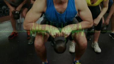 Spor salonunda spor salonunda ağırlık grafikleri ve animasyonlarla ağırlık kaldırma hareketleri yapan spor grubu. Güç, takım çalışması, eğitim, sağlık, spor, kas gücü, motivasyon.