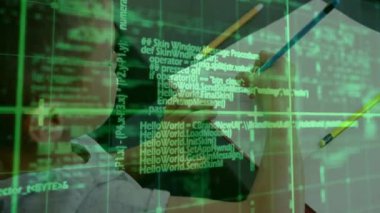 Tahta masadaki defterde yazan çocuk eğitim teknolojisi için yeşil kod şebekesi örtüsü sergiliyor. Öğrenci, eğitim, öğrenme, yaratıcılık, teknoloji, yenilik, odaklanma