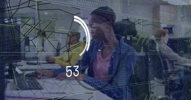 Teknoloji ofisinde dizüstü bilgisayarda yazan mavi gömlekli bir adam holografik harita şebekeleri ve telefon verilerini gösteriyor. Futuristik, teknoloji, dijital, analitik, arayüz, yenilik, modern