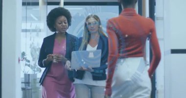 Ofis koridorunda yürüyen üç meslektaş cam bölümlere animasyon çizelgeleri çiziyor. İşbirliği, profesyonellik, modern, takım çalışması, şirket, yenilik, iletişim