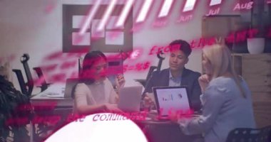 Üç meslektaş cam bölme grafiklerini inceliyor, teknoloji toplantısı için kodlama verileri üst üste koyuyor. İşbirliği, takım çalışması, yenilik, modern, profesyonel, dijital, üretkenlik