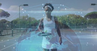 Kadın tenisçi raket sallıyor, dengeleyici top, dijital ağ kaplama teknolojisi sergiliyor. Spor, fitness, açık hava, bağlantı, teknoloji, eğlence, atletizm