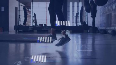 Kadın boks salonunda zıplayıp dijital HUD çizelgeleri, çizgi grafikleri, dünya simgeleri gösteriyor. Fitness, antrenman, kardiyo, sağlık, motivasyon, egzersiz, atletizm
