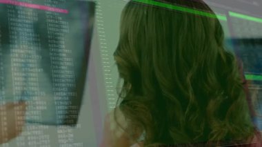 Kadın doktor, meslektaşı Stylus 'u kod ekranında kullanarak tıbbi teknolojiyi ön plana çıkarıyor. Teknoloji, akıl hocalığı, işbirliği, yenilik, dijital, meslek, öğrenim