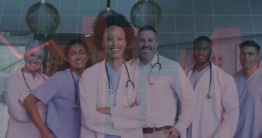 Klinik koridorunda ameliyat önlüğü ve stetoskop takan tıbbi ekip animasyon çizelgesi sergiliyor. Sağlık, takım çalışması, profesyonellik, yenilik, tanı, hastane, bilim