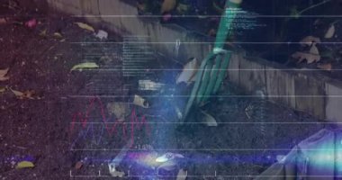 Bahçe çatalı sağ tarafta, borsa çizelgeleri ve toprak yatağın üzerinde saksı parçalarıyla geziniyor. Bahçecilik, teknoloji, yenilik, dijital, analitik, peyzaj, çevre dostu
