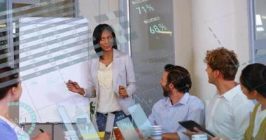 Ekip, animasyon akış şeması okları ve veri tablolarıyla iş konferans odasında sunum yapacak. İşbirliği, beyin fırtınası, profesyonel, çalışma alanı, yenilik, iletişim, strateji