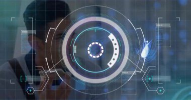 Teknoloji laboratuvarındaki akıllı telefona konuşan adam veri göstergeleriyle holografik arayüzü gösteriyor. Teknoloji, yenilik, fütürist, arayüz, dijital, iletişim, veri