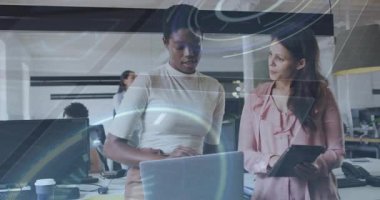 İş yerinde dizüstü bilgisayarla iş birliği yapan iki kadın ve zayıf veri tabloları havada süzülüyor. Profesyonel, takım çalışması, dijital, üretkenlik, modern, yenilik, iletişim