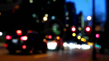 Şehir caddesinde yeşil enerjili hareket halindeki arabalar ve gece siluetinde yüzen gardiyanlar var. Teknoloji, sürdürülebilirlik, ulaşım, şehir manzarası, hareket, çevre, yenilik