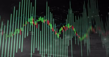 Finansal veriler, yeşil çubuklar ve şamdanların yer aldığı karanlık kentsel sokak sahnesini kapsıyor. İş analizleri, veri görselleştirme, finans teknolojisi, şehir silueti, gece sahnesi, modern mimari, dijital arayüz