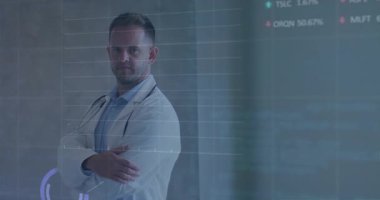 Klinikte duran erkek doktor, sağlık teknolojisi dijital çizelgeleri ve stetoskop kaplaması gösteriyor. Sağlık, profesyonellik, yenilik, analitik, teşhis, sağlık, teknoloji